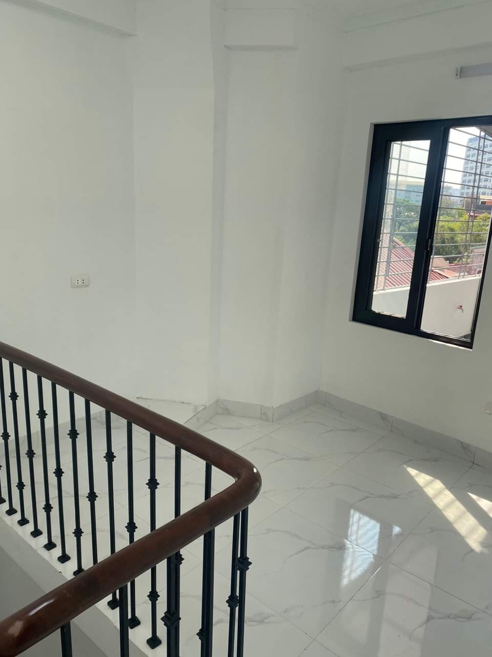 Nhà tôi cho thuê nhà hai cửa đi, mới, 93m2_ 4T; vỉa hè, Duy Tân-29 Tr - Ảnh 1
